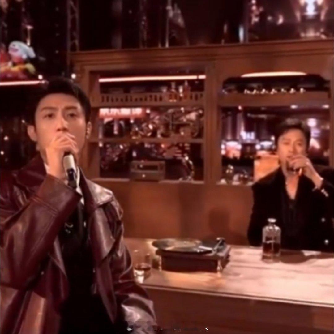 我要举报！黄景瑜唱歌的时候这个邓超在台上对着镜头喝道具还偷笑来着哈哈哈哈哈哈邓超