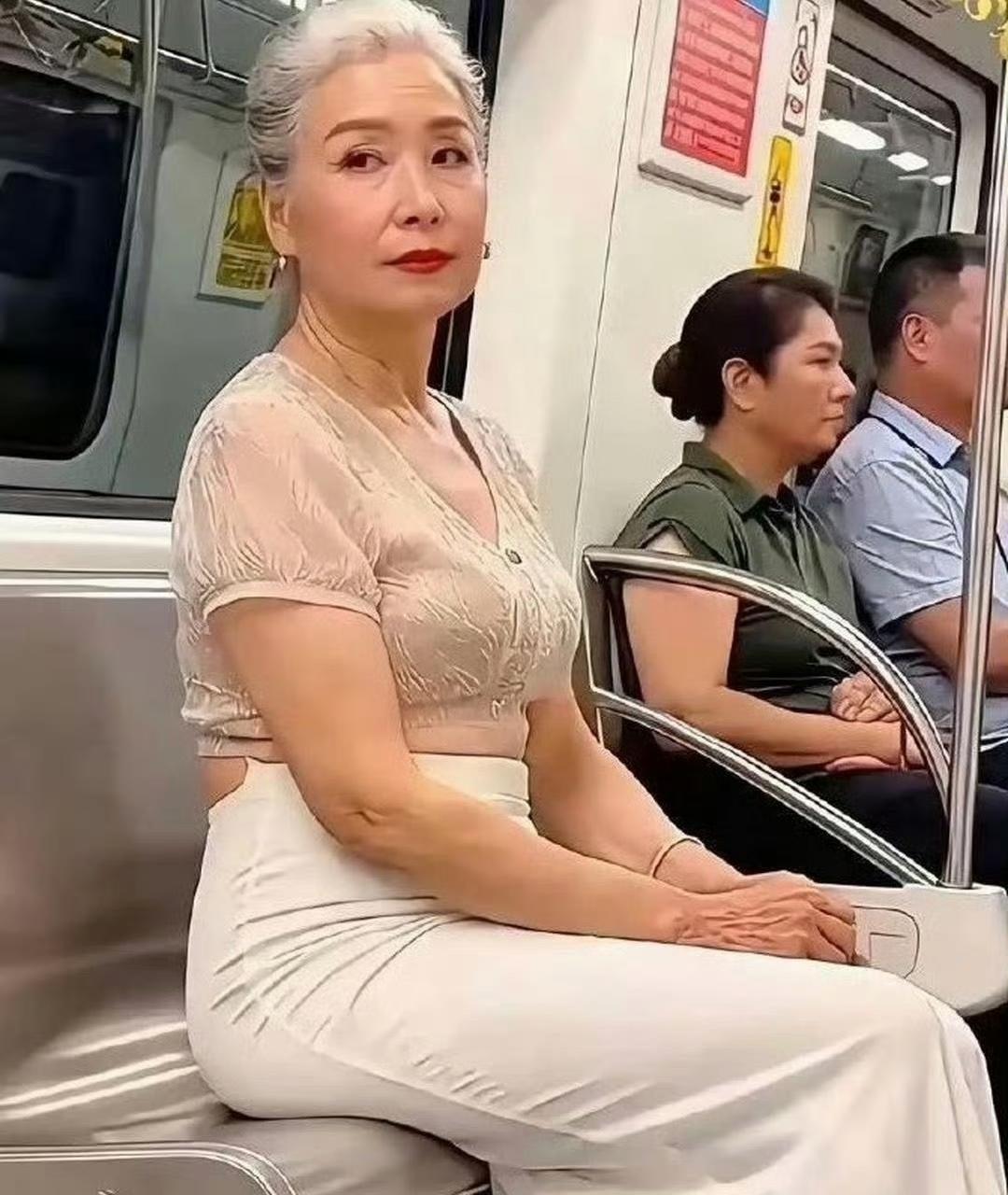 阿姨有自信才这么穿，一点毛病没有。时髦可不是只属于年轻人。
