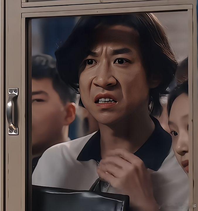 看了张维伊在剧中听八卦的视频我突然明白了，有些特质是自带的，别人是无法模仿的你看