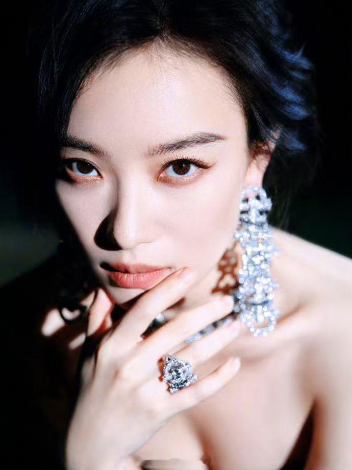 他一年拿的钱比你几辈子的挣的钱都多几倍还是擦亮眼吧武汉足球