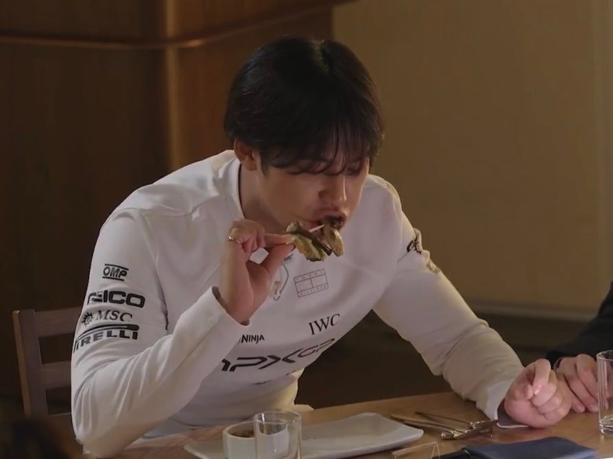 穿着F1电影里的衣服但是严肃品尝美食 