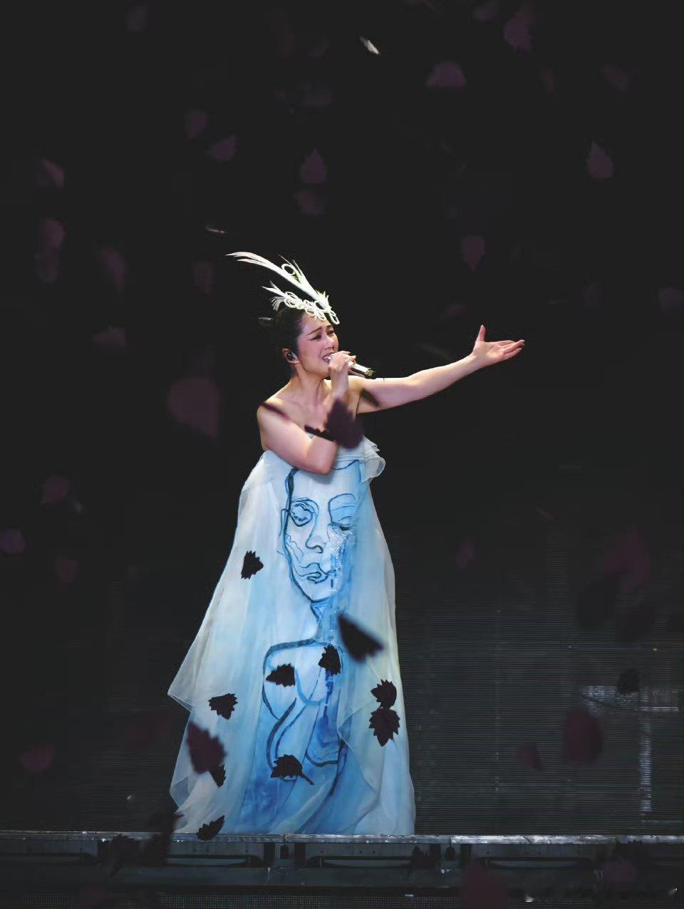 杨千嬅演唱会 成都场氛围真的舒服，全粤语歌单，体育场里大家一起唱。红磡班底稳得很