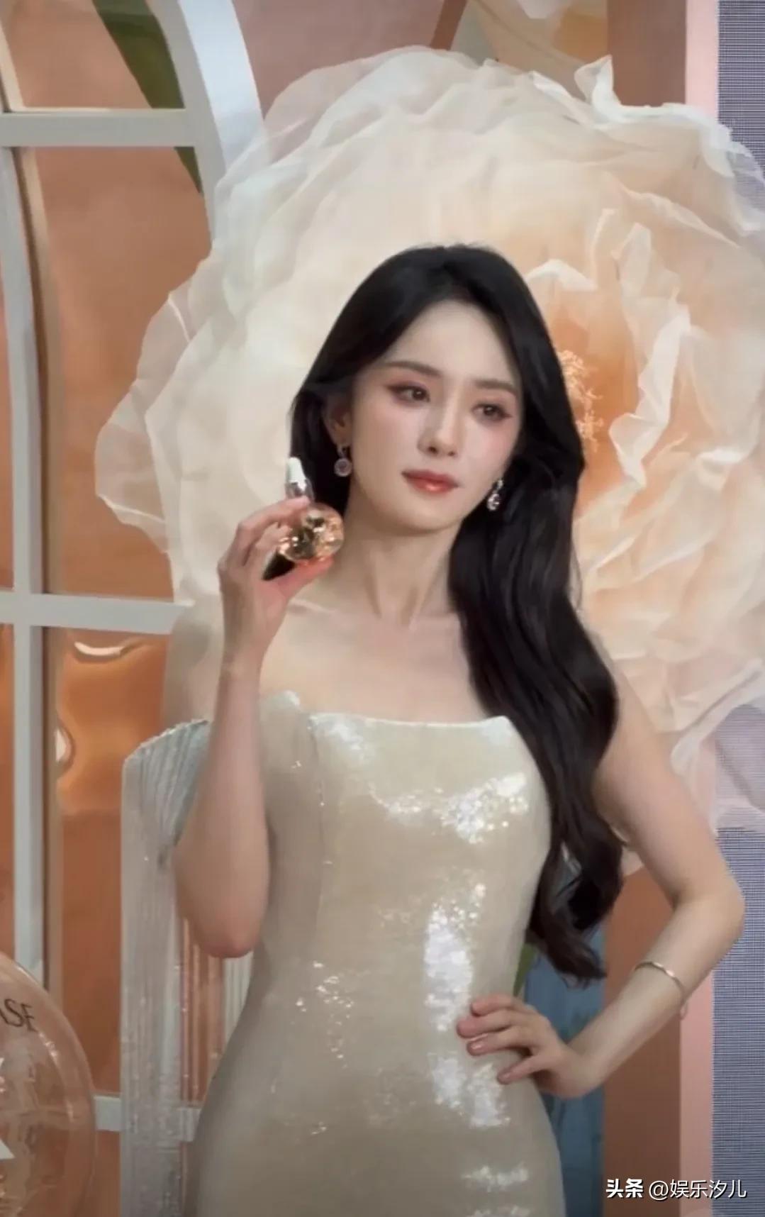 40岁杨幂保养的如此好
后面的纱纱花朵把杨幂衬托的惊艳好美