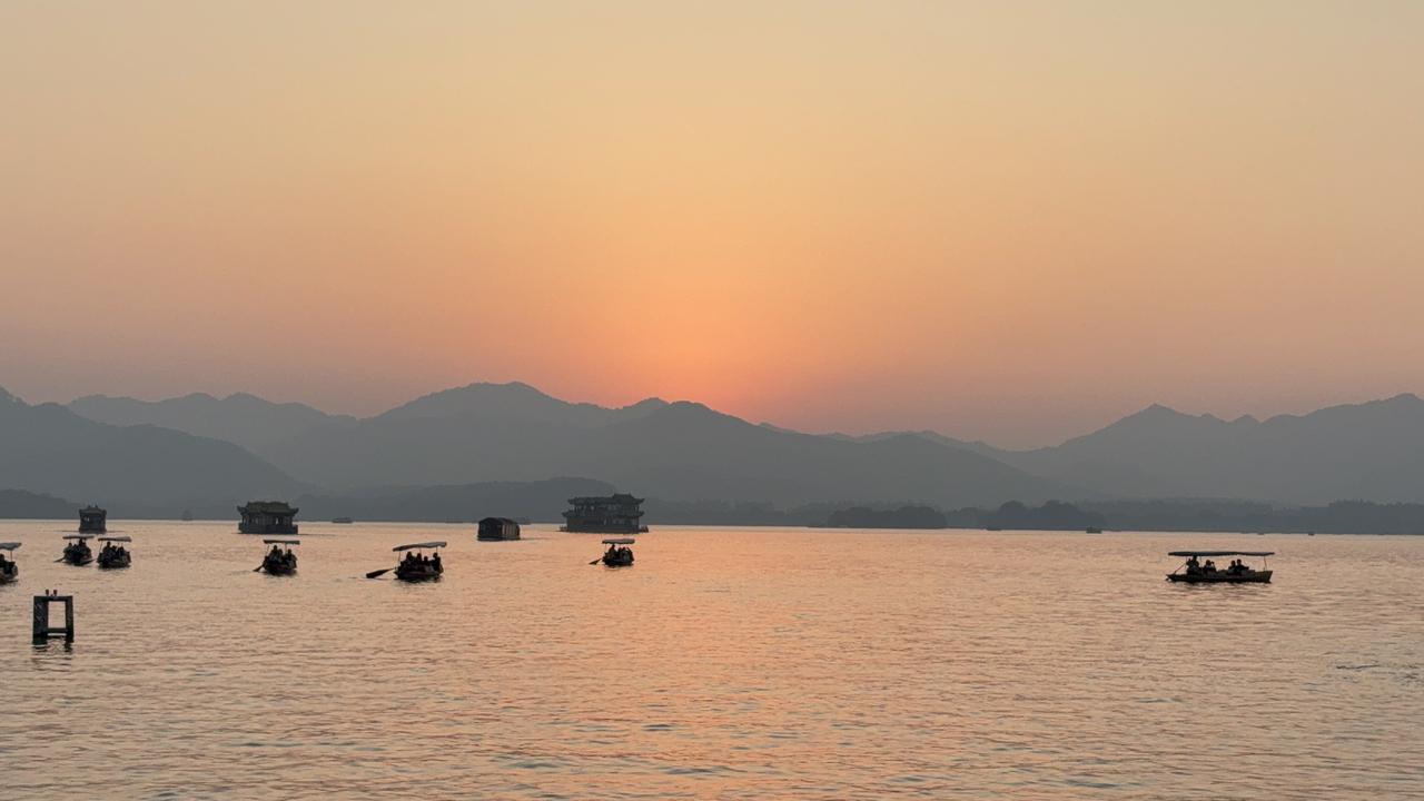 上周属于大出血的一周， 尤其是周五真是让人肉痛的要命。两市5000家下跌，中位数