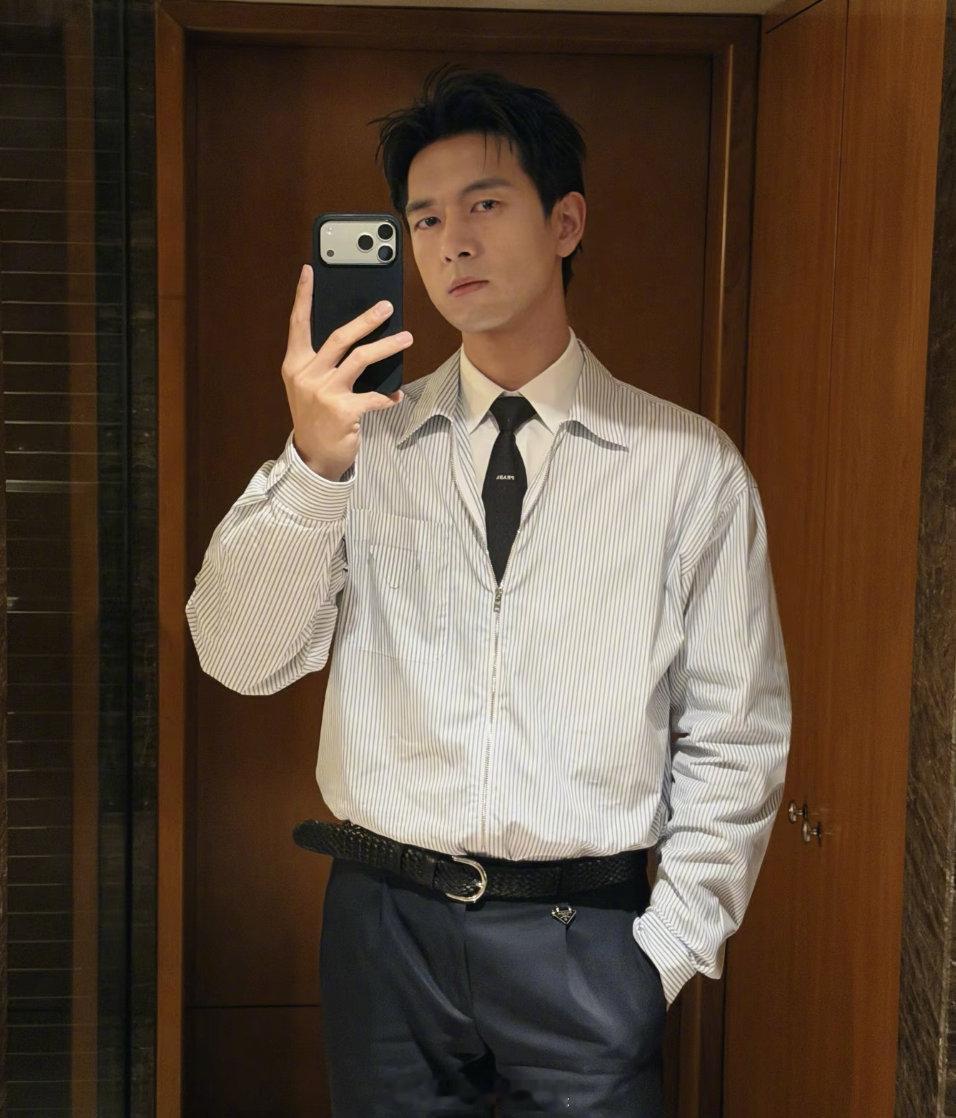 李现自拍居然这么曼妙李现被李现爆料 25日李现晒出攒了一个月的自拍 + 生活随拍
