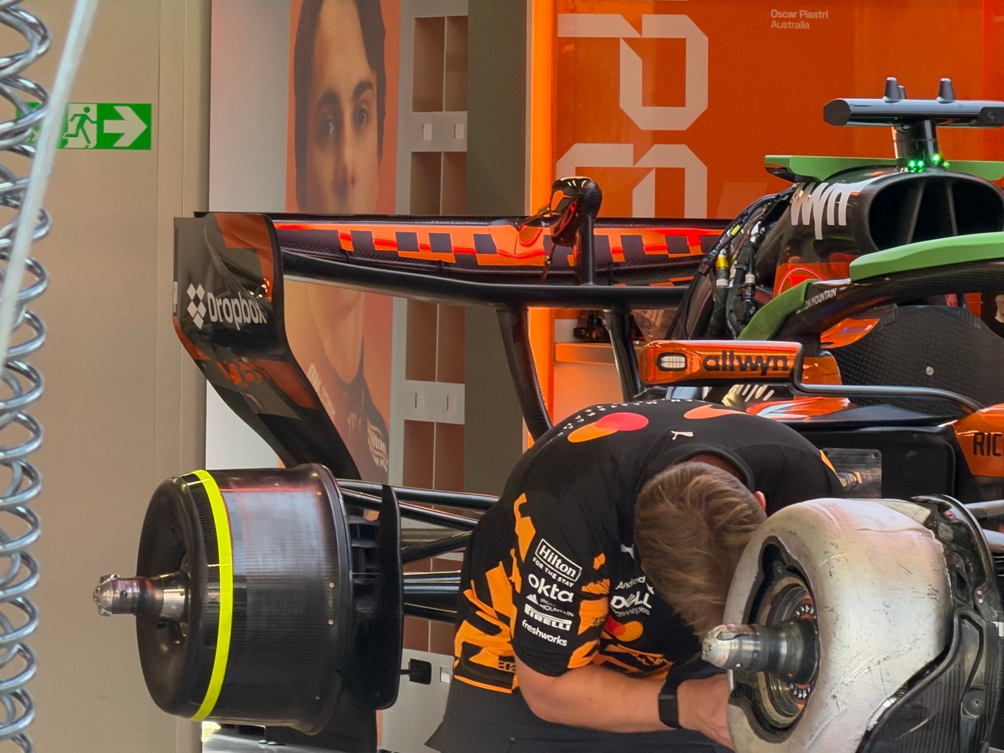 F12026F1巴塞罗那大奖赛 迈凯伦给两辆车更换了动力单元，打破了宵禁。 