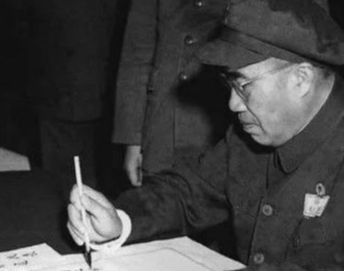 1948年，在解放隆化的战斗中，一名刚刚成年的小战士为了炸毁敌人的碉堡，竟然甘愿