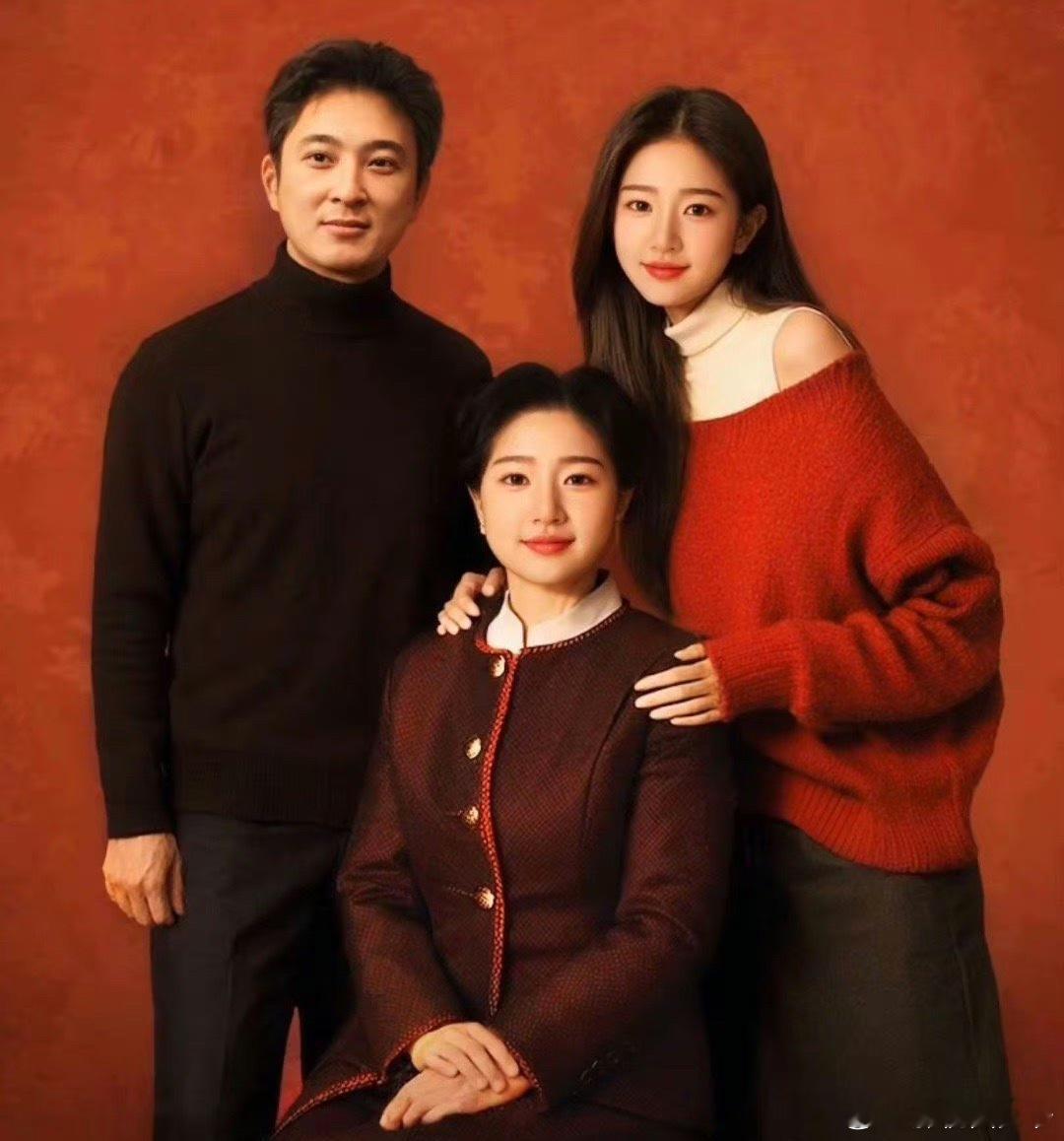 #黄一鸣入住王思聪赠送的豪宅#我觉得网友只是黄一鸣play的一环，但凡给她一点流