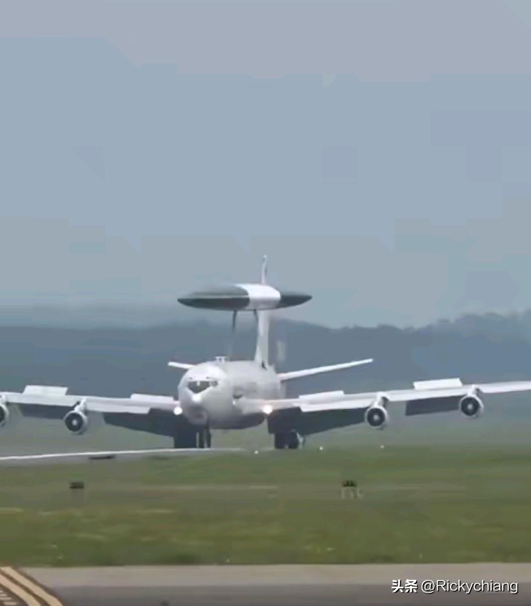 损失惨重：美军包括预警机、电子战机在内多架飞机被炸。网友预估光一架预警机就得35