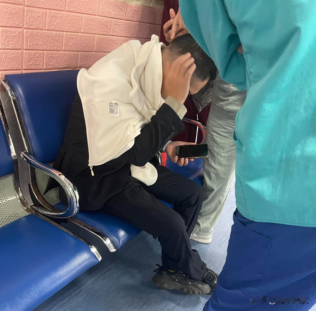 游智彬今被沈伯洋指使一群黑衣狂殴游智彬， 并勒颈将游打倒地在。沈伯洋、矢板明夫现