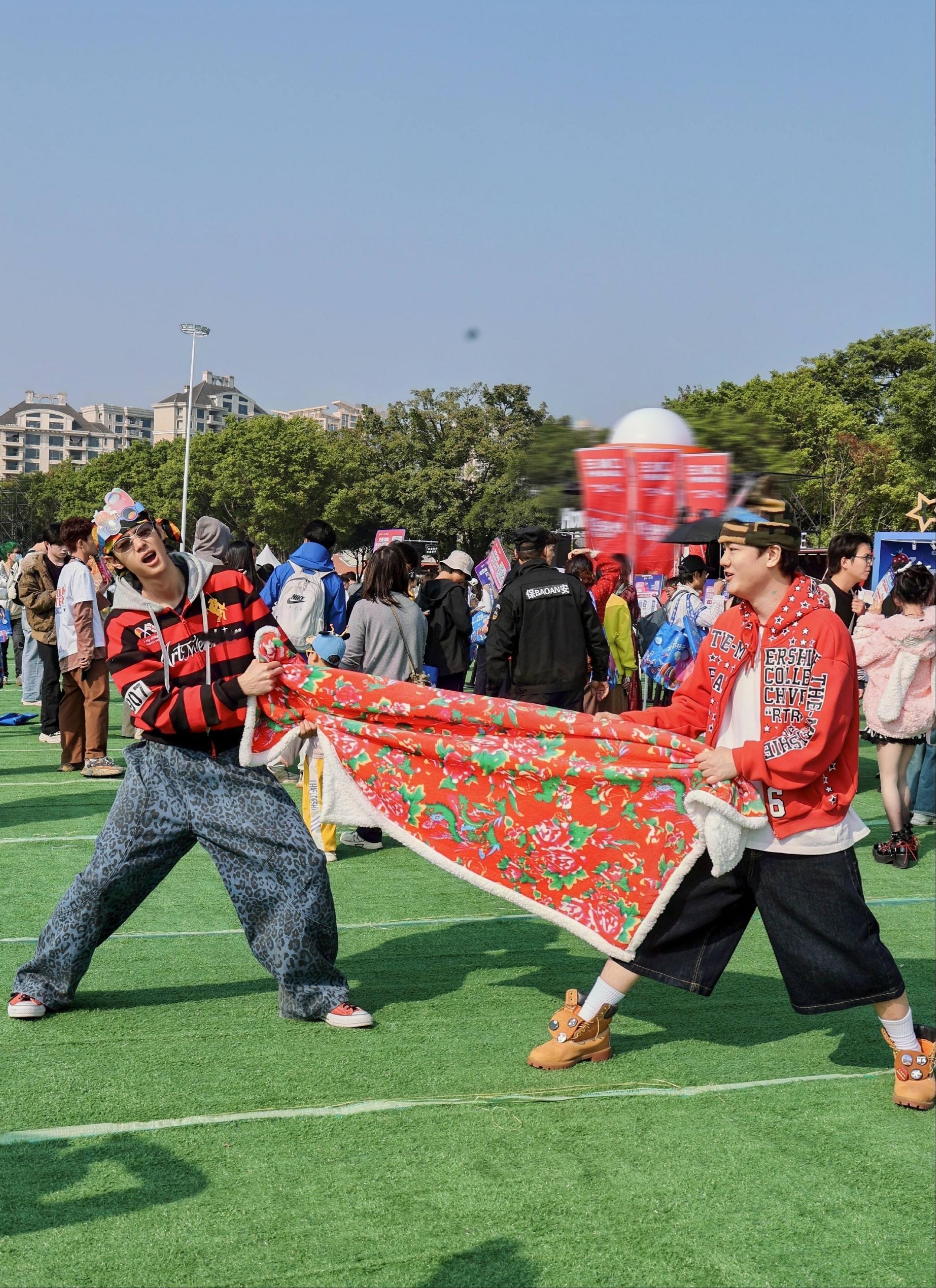 老铁们快看！东北大花被是真要火遍全宇宙了喂！今天中山音乐节这场面，不知道的还以为