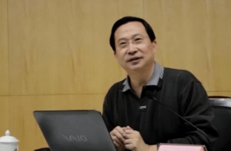 “我宣布，永久退出中国院士竞选！”2011年，当主动撤销美国绿卡的饶毅回到中国竞