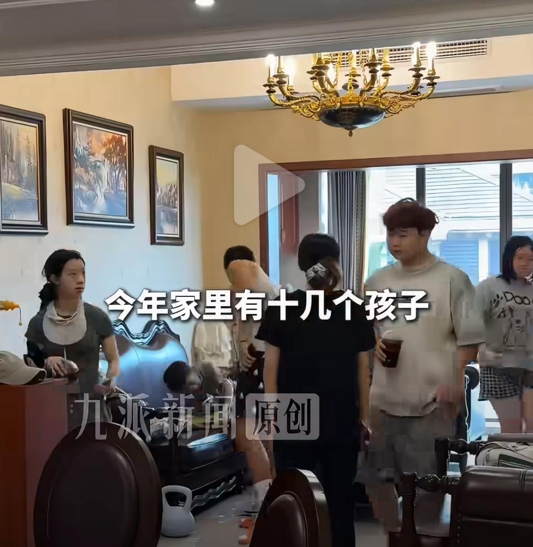 重庆，龚玲军，连续9年暑假接姊妹家的孩子来住，今年家里有十几个孩子——最大的28