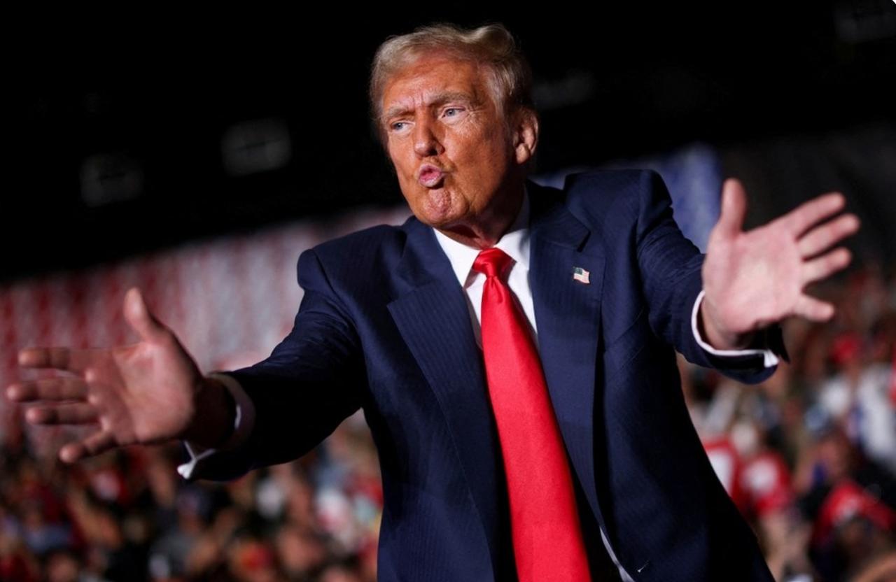 特朗普忙里偷闲示好法国：“我爱法国”，但此前刚嘲讽马克龙夫妇
 
美国总统唐纳德