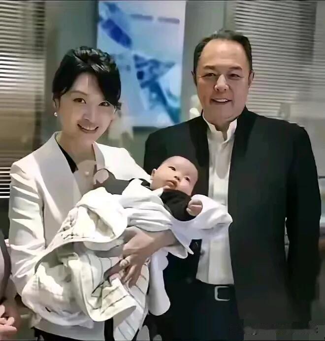 张铁林178的身高，看着高大英俊，老了还是那么儒雅有型，他在90年代比较红，但演