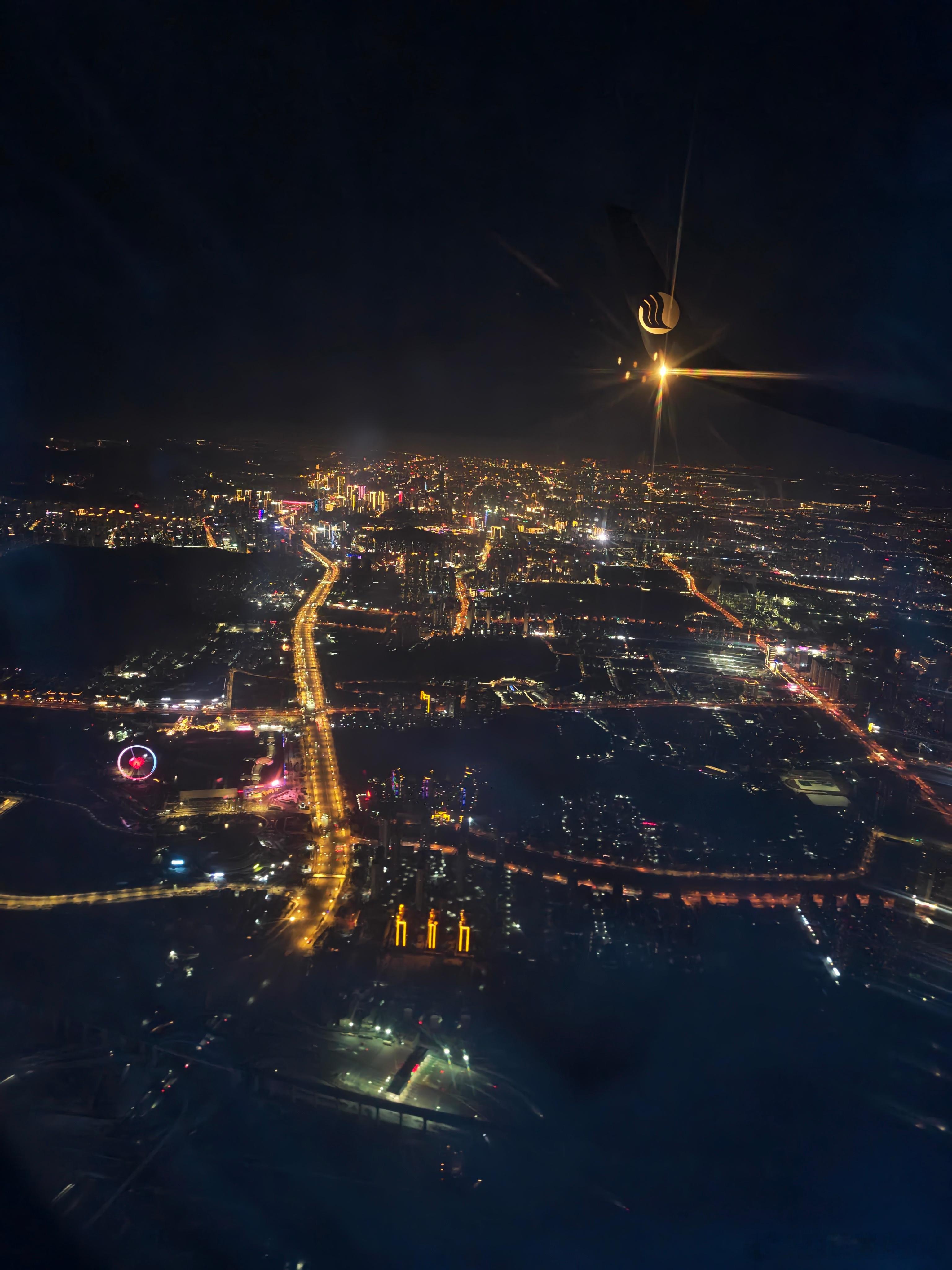 看一下夜幕下的济南城俯拍。图一中的经十路非常好辨认。 