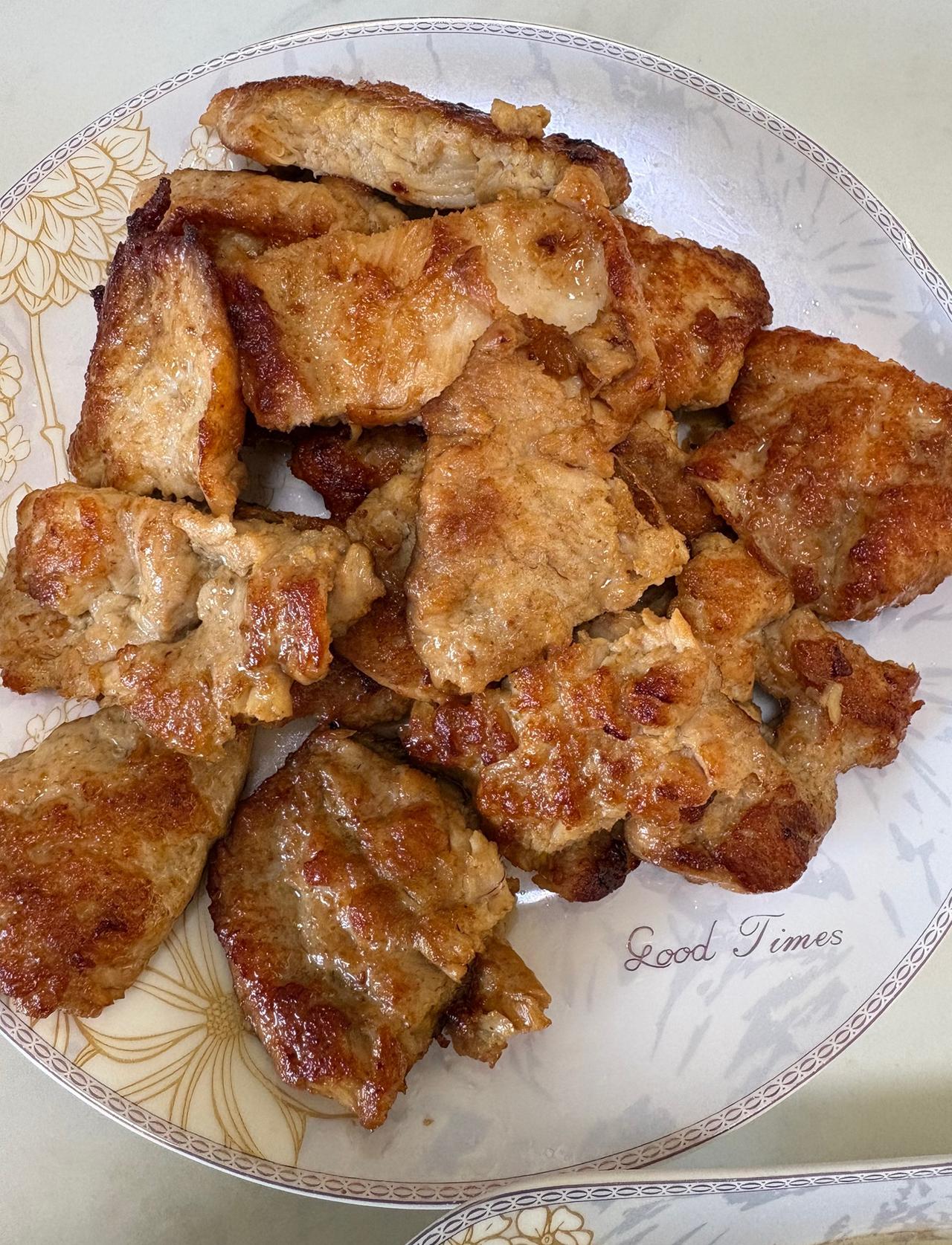 自己用空气炸锅做的美食。
虽然外面店里的好吃，但自己做的也有乐趣，

从市场买菜