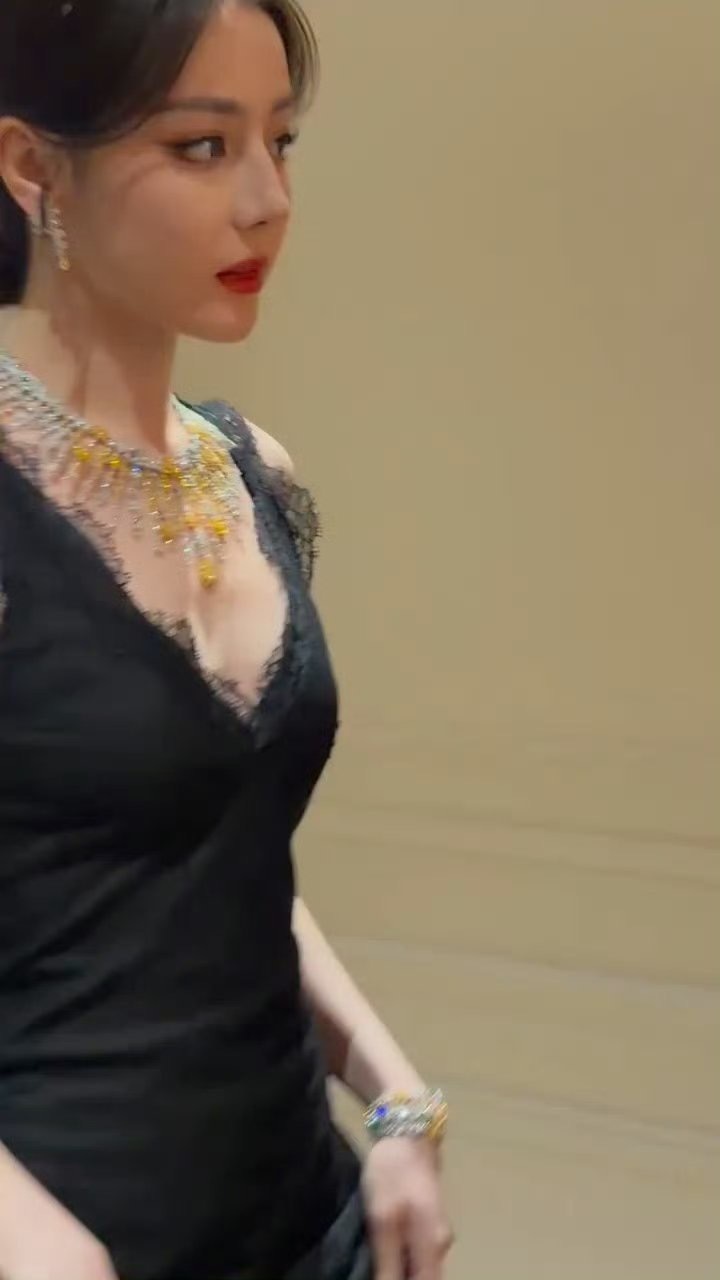 热巴走过感觉空气都是香的，完全中雕明珠💎黑天鹅公主 