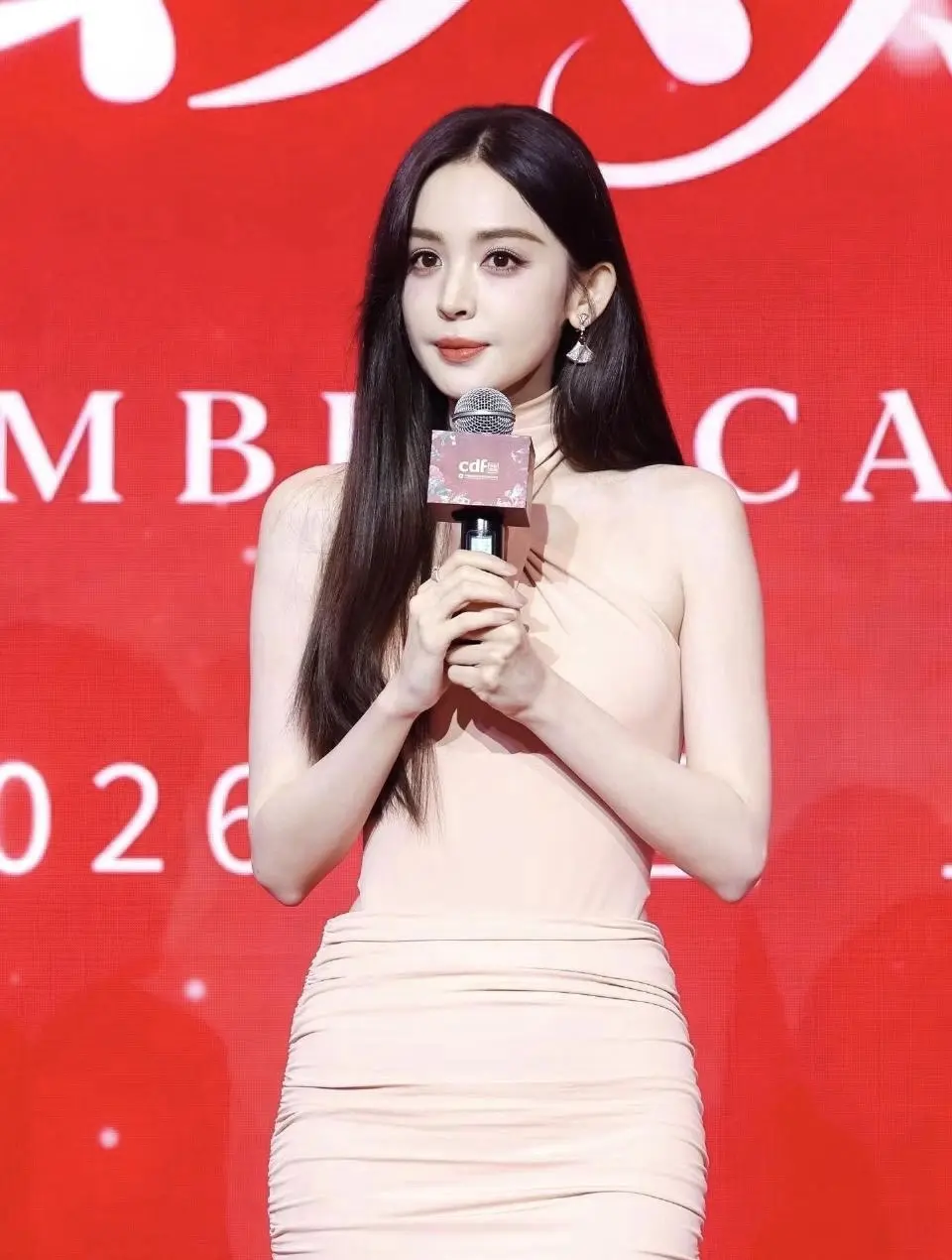 娜扎。