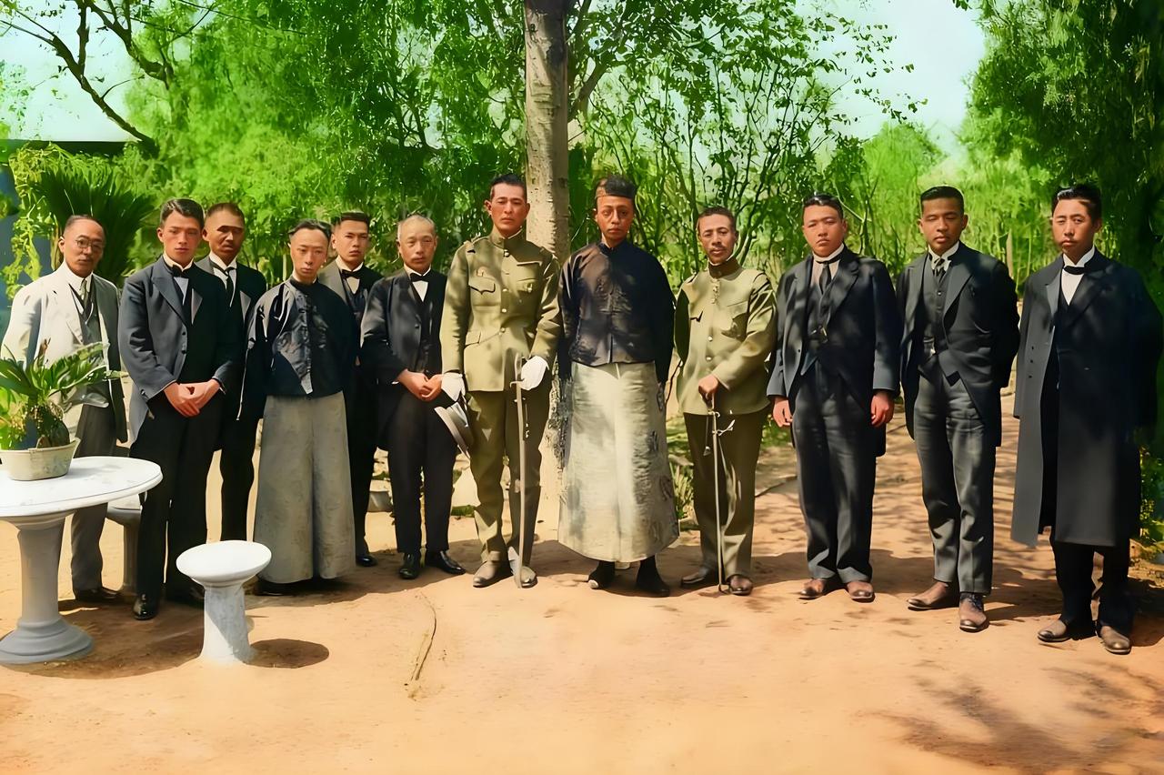 这张照片拍摄于天津张园的花园（1925 - 1931年，溥仪被赶出紫禁城后迁居天