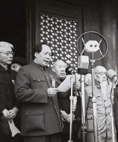 1997年，开国大典现场播音员丁一岚辟谣：“开国大典的时候我就在毛主席身边，他根