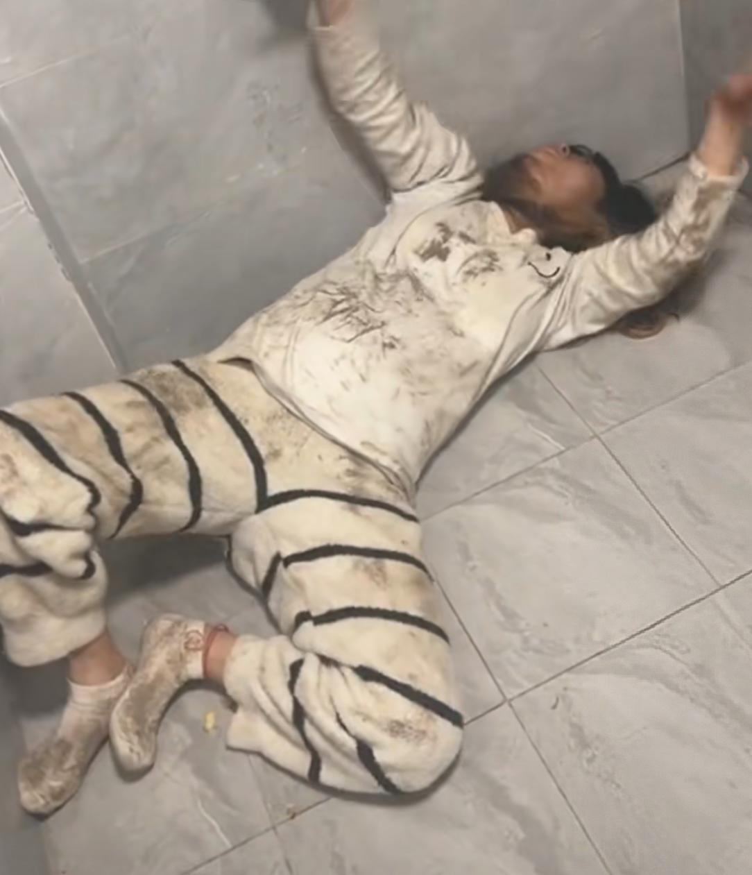 怀孕七个月的妻子患精神分裂症，丈夫希望生下孩子后好转。
近日，一男子把他怀孕七个