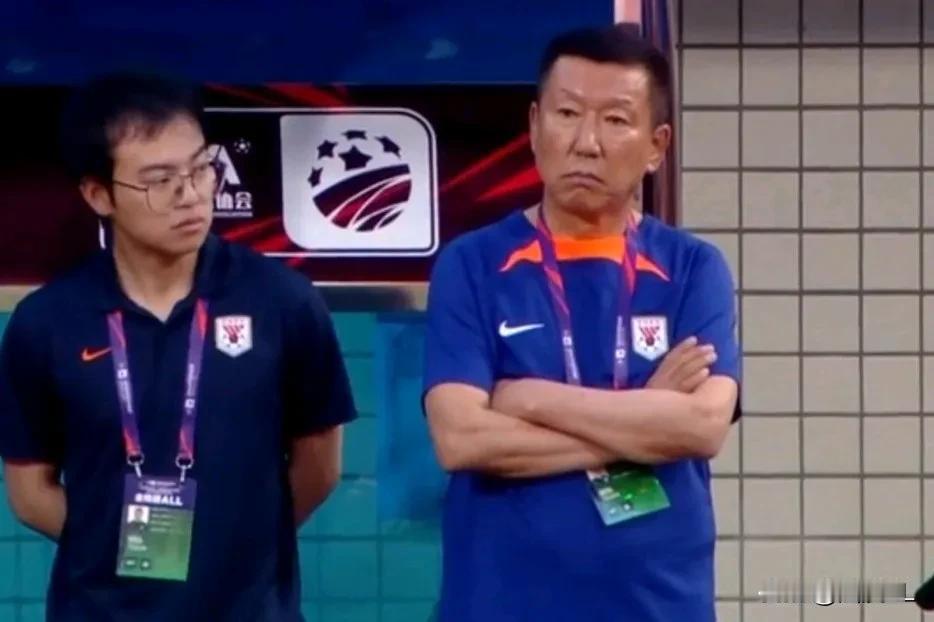崔康熙有点恼火，这样踢可不行啊！虽然1:0暂时领先，但泰山队上半场的表现顶多打4