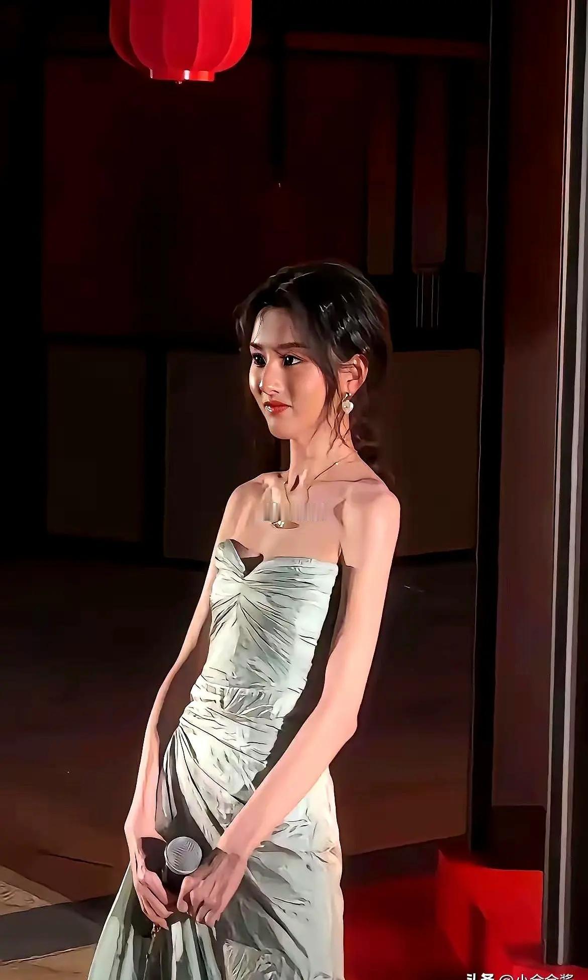 很羡慕这些女星是怎么做到，明明身材纤细的跟竹竿似的，锁骨凹陷到能养鱼，但还是脸很