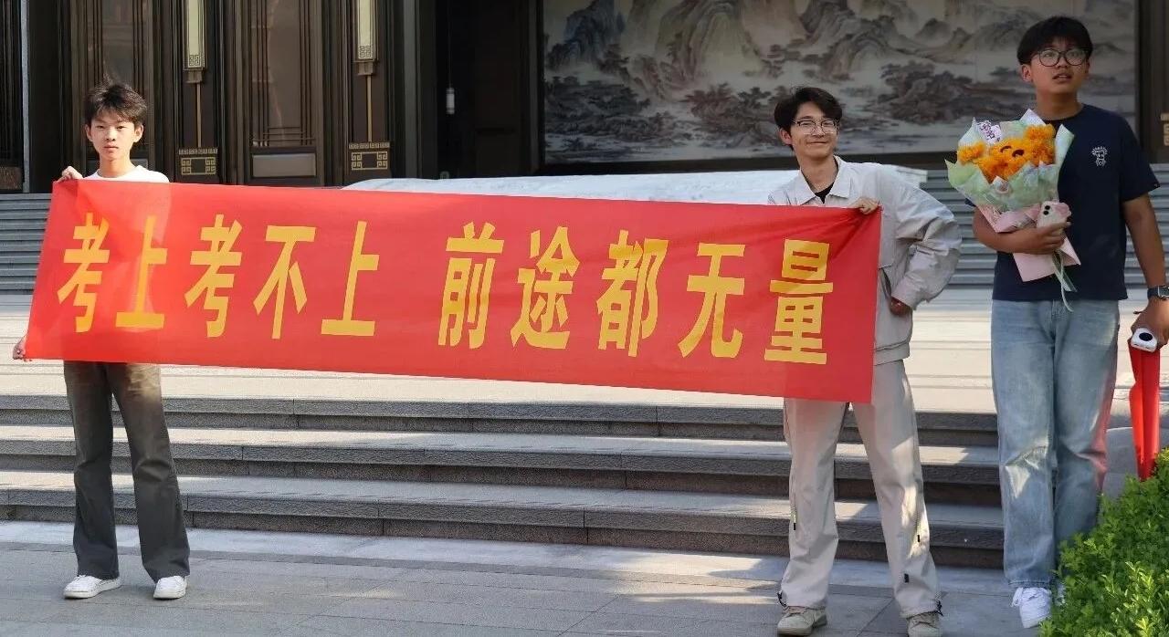 2026年菏泽市夏季高考数据
9个考区、36个考点、2908个考场，86496名
