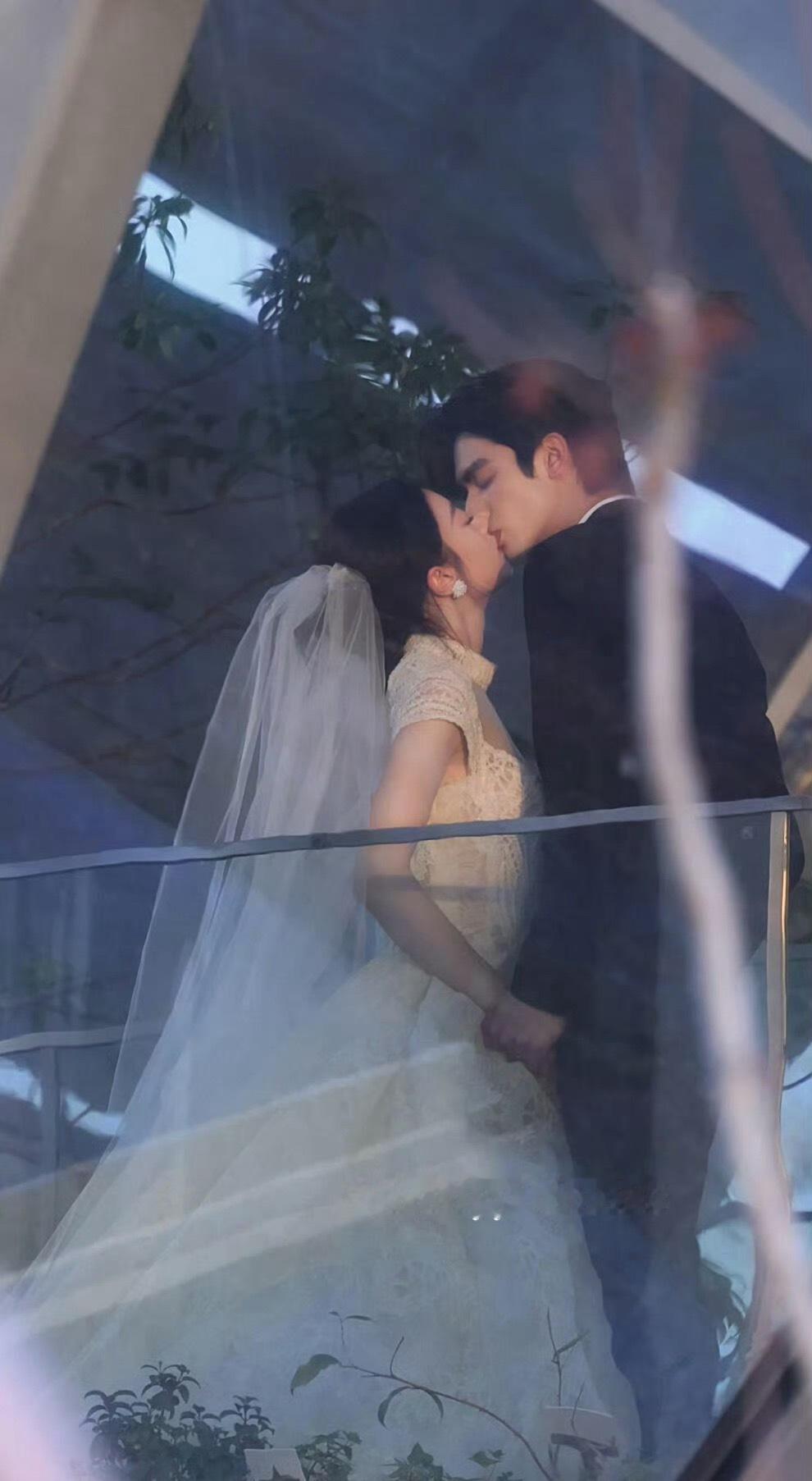 一想到这场婚礼戏是老龙生日当天拍的就淫笑不停 