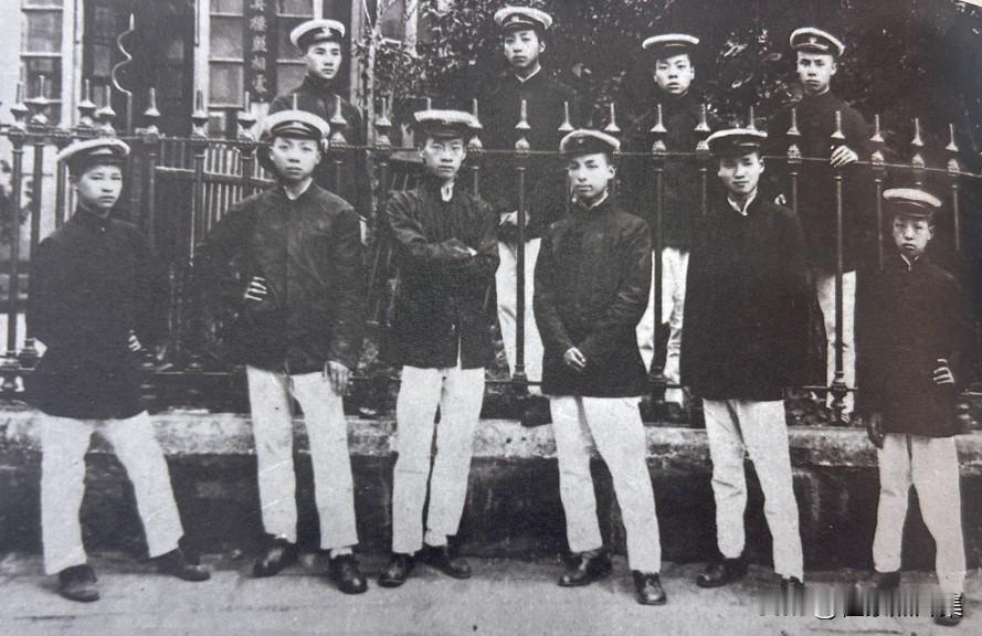 在新文化运动中受到民主与科学洗礼的一代青年，思想开始觉醒。他们通过组建社团研究问