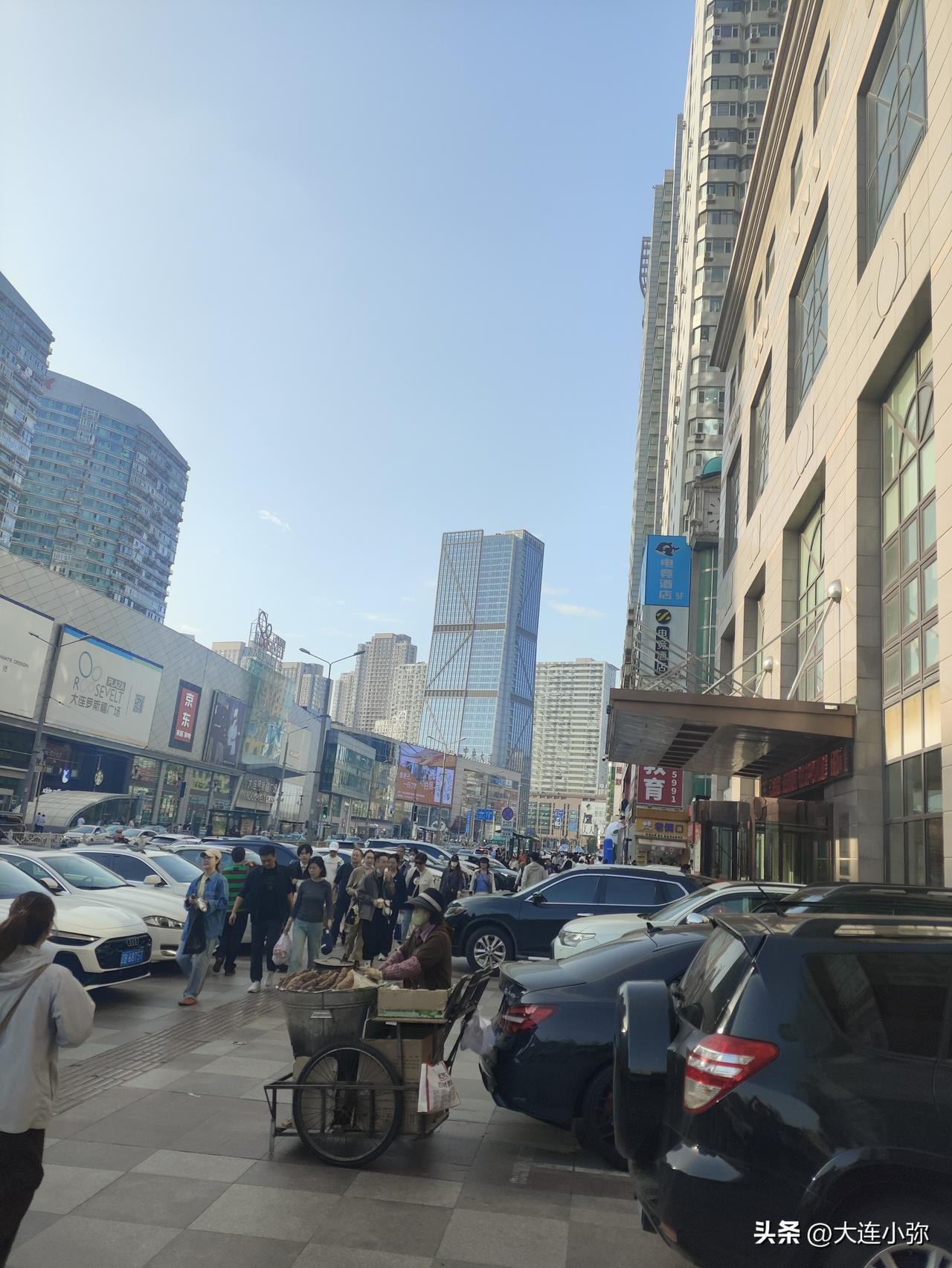 我的今日状态：🥲强颜欢笑
我这里的天气：🌧下雨
     大连西安路这步行道