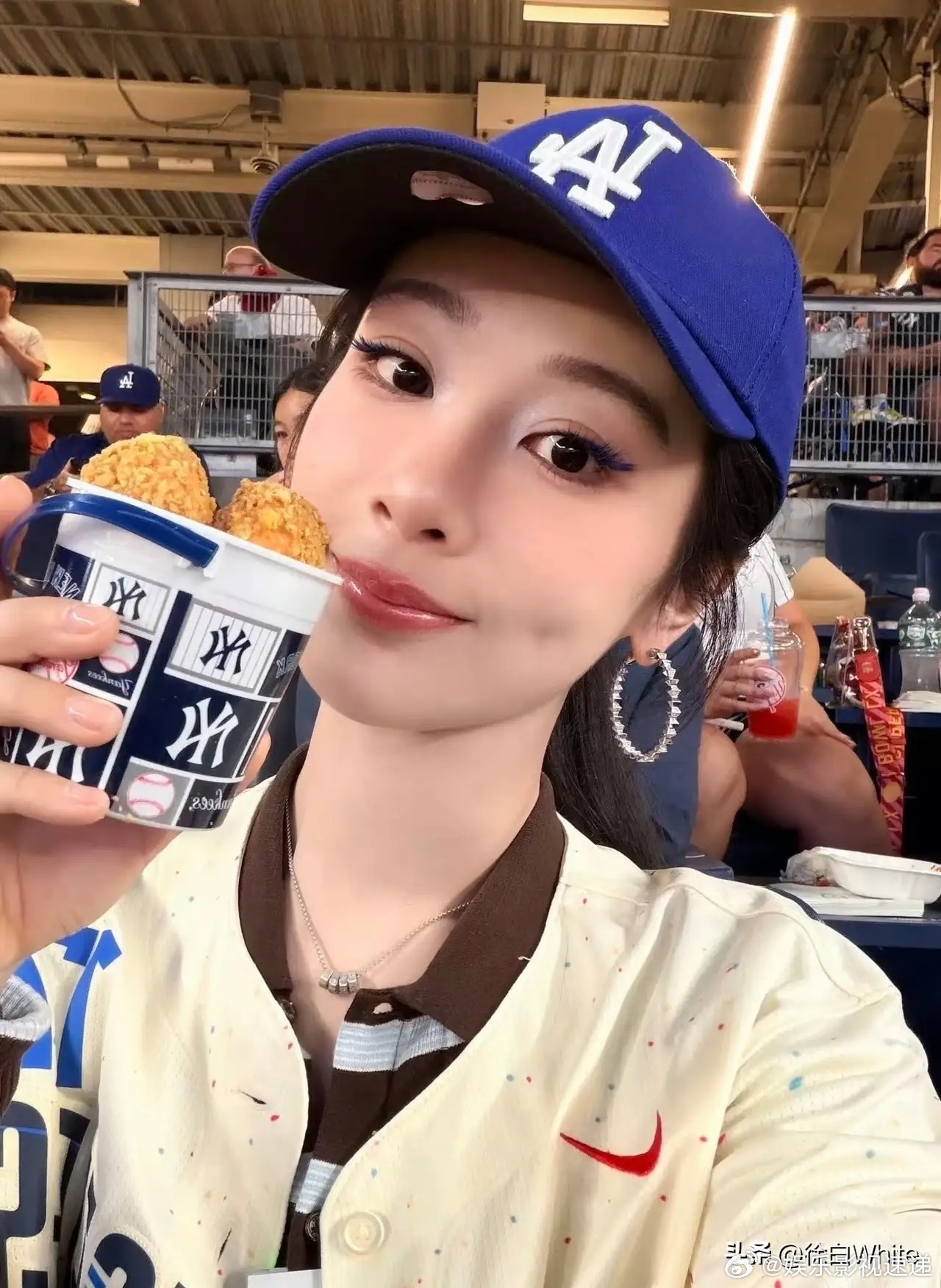 7月18日，杨紫观看棒球赛，穿道奇的队服，戴道奇的帽子，在洋基的主场，道奇赢了！