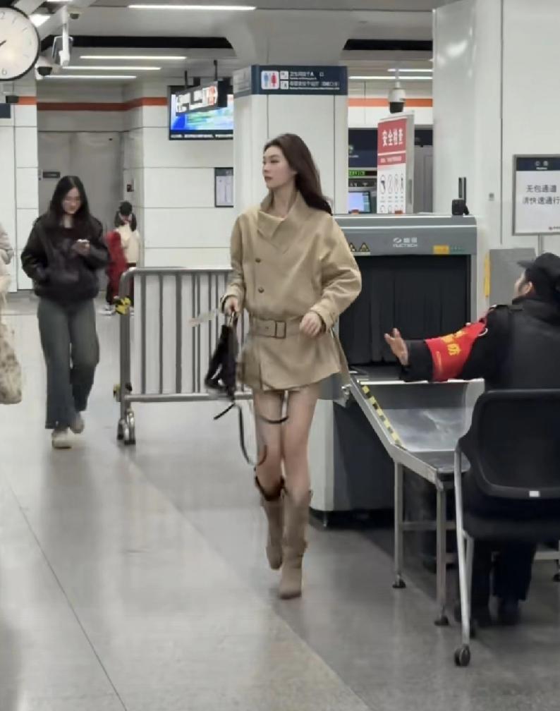 乘坐地铁，在安检时，无意间瞥见一位女生，身高目测至少一米七五往上，身形高挑挺拔，