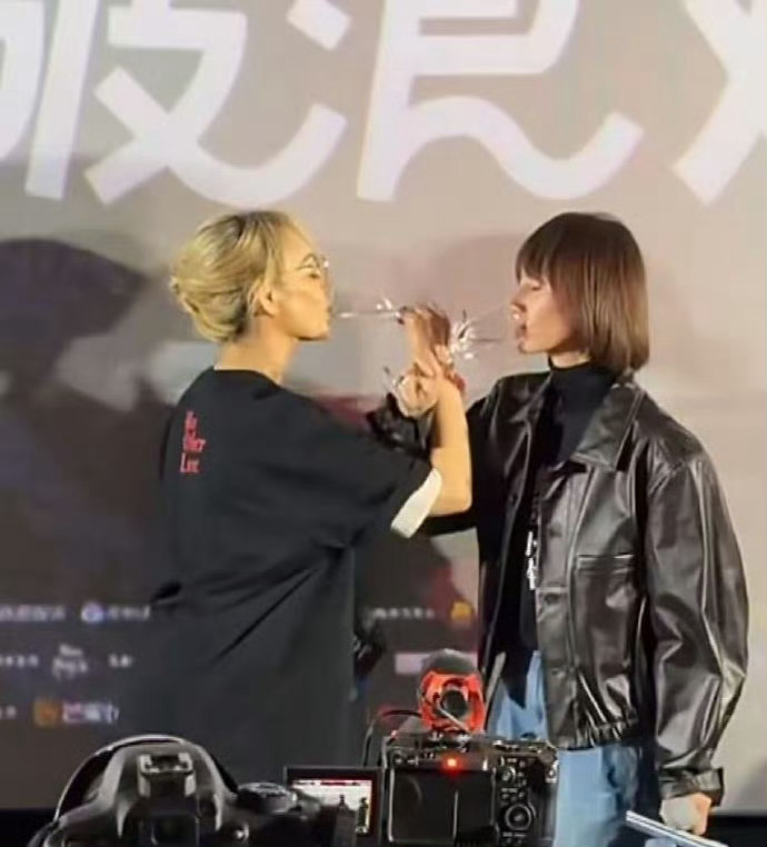 袁泉宁静交杯酒哇，这种“没轻没重”的交杯酒氛围感真的太绝了！🙊🙊 两位姐姐的