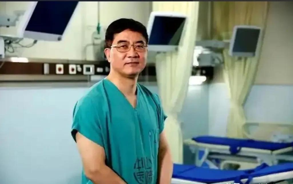 上海中山医院顶尖心内科主任葛均波，在为一位19岁的少女做心脏手术时，竟突然颤抖着