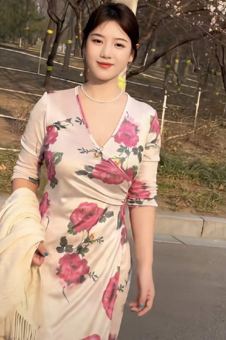 男人都喜欢美女，但是会愿意娶一个带儿子的离婚漂亮女人吗？
说句不好听但很现实的话
