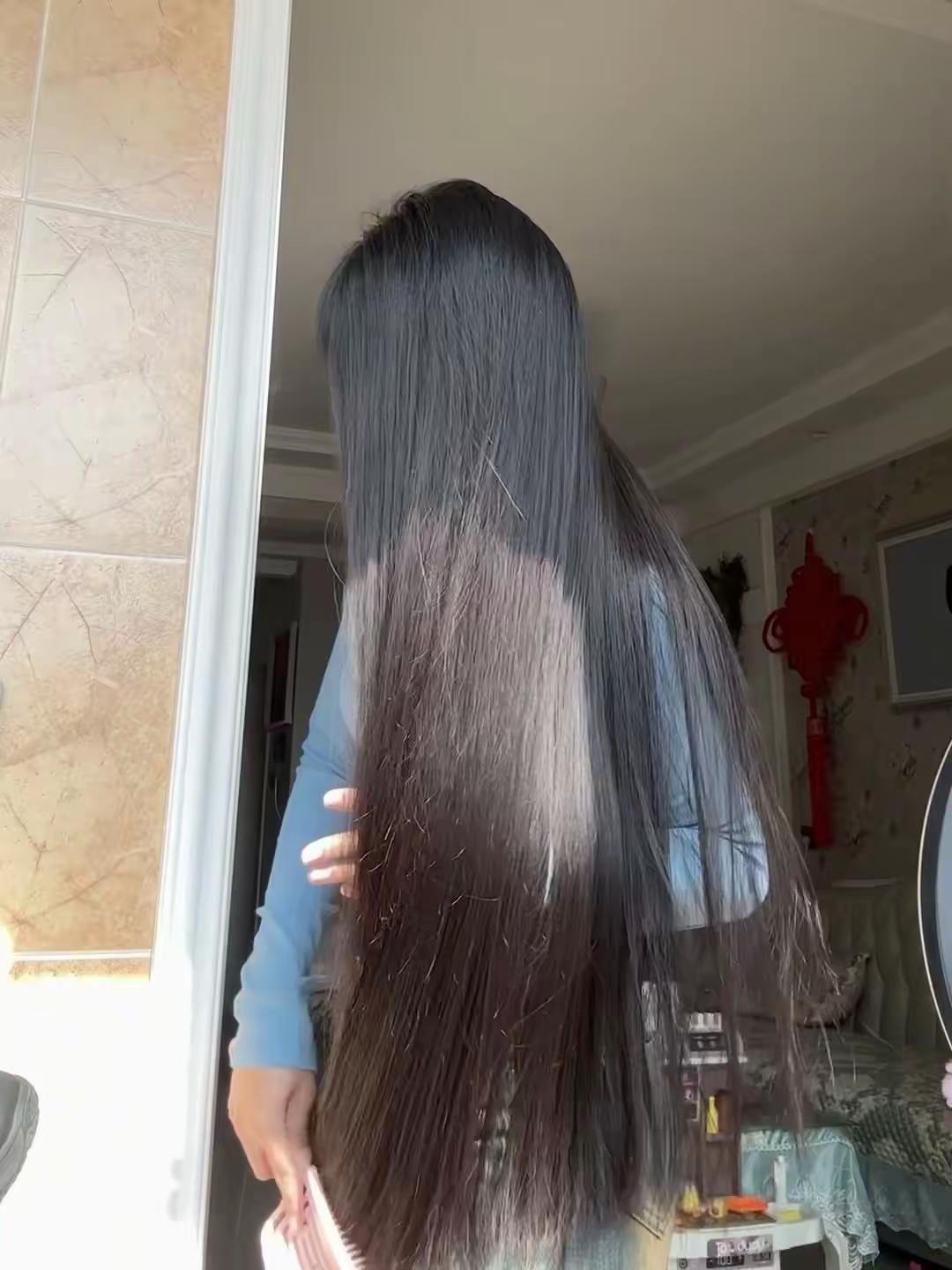 一头长发如瀑，垂落间满是温柔，连背影都藏着不张扬的美好。