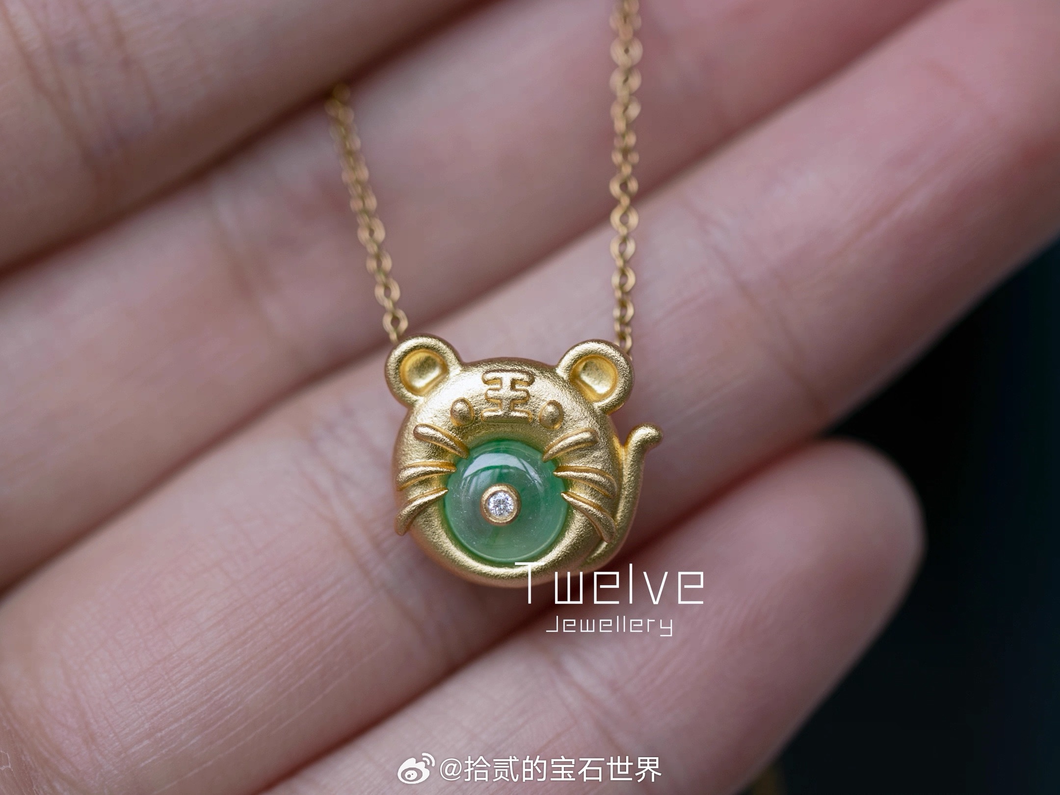 上小螃蟹和小老虎！用种水色俱佳的翡翠小扣做了小螃蟹和小老虎！小螃蟹很神奇，做首饰