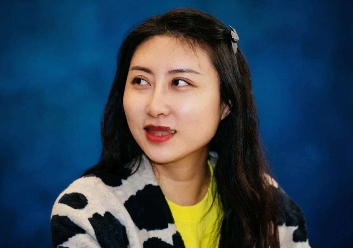 贾浅浅这回算是彻底凉透了。不是被骂凉的那种，是官方认证！三证全消：硕士、副教授、