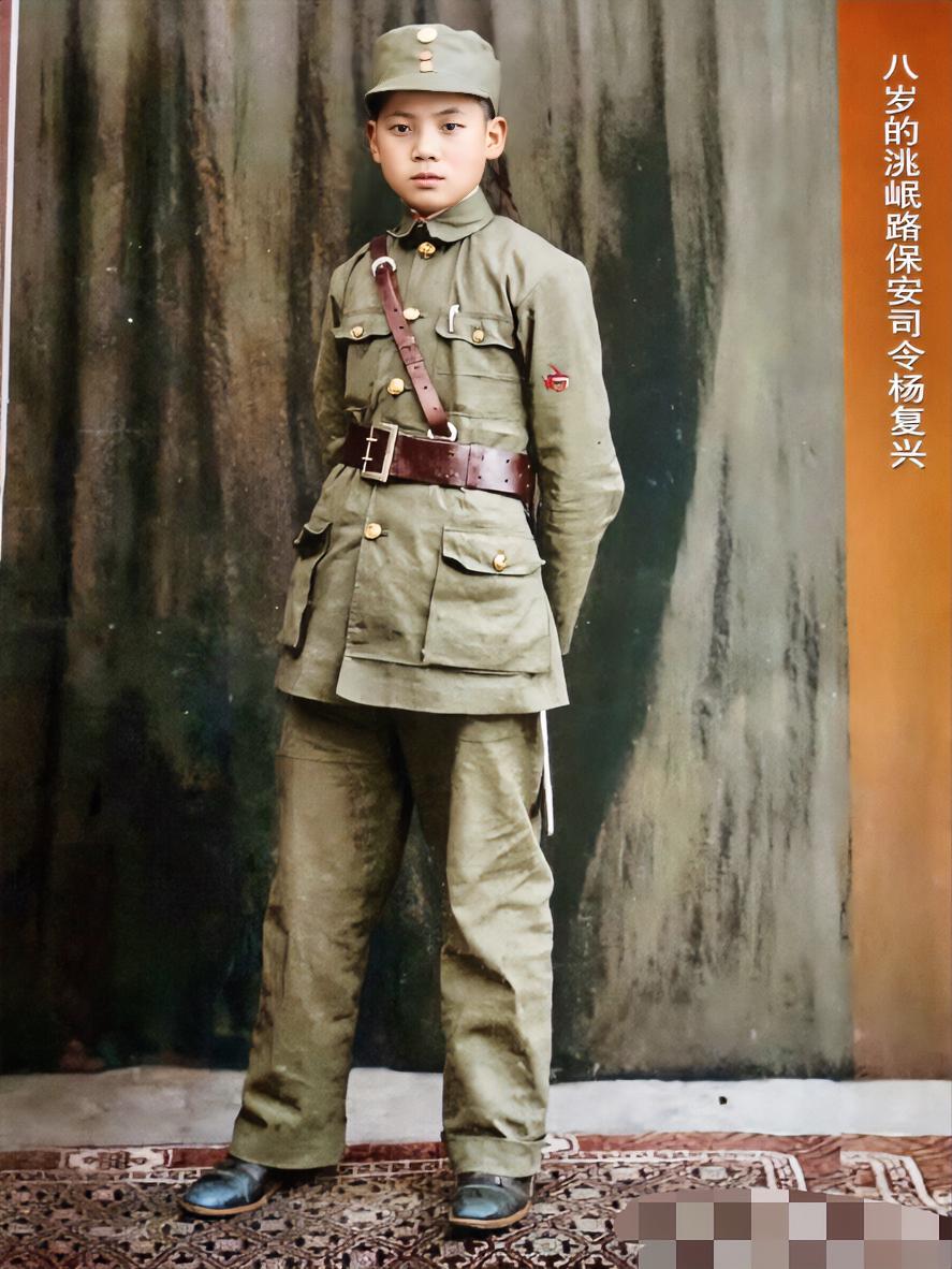 自古英雄出少年，他是中国最年轻的开国大校。从娃娃司令到开国将领，一生传奇，这位英