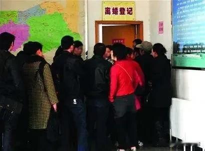 曾经
人满为患的地方
不是车站，就是医院
如今
除了车站、医院
民政局居然也如此