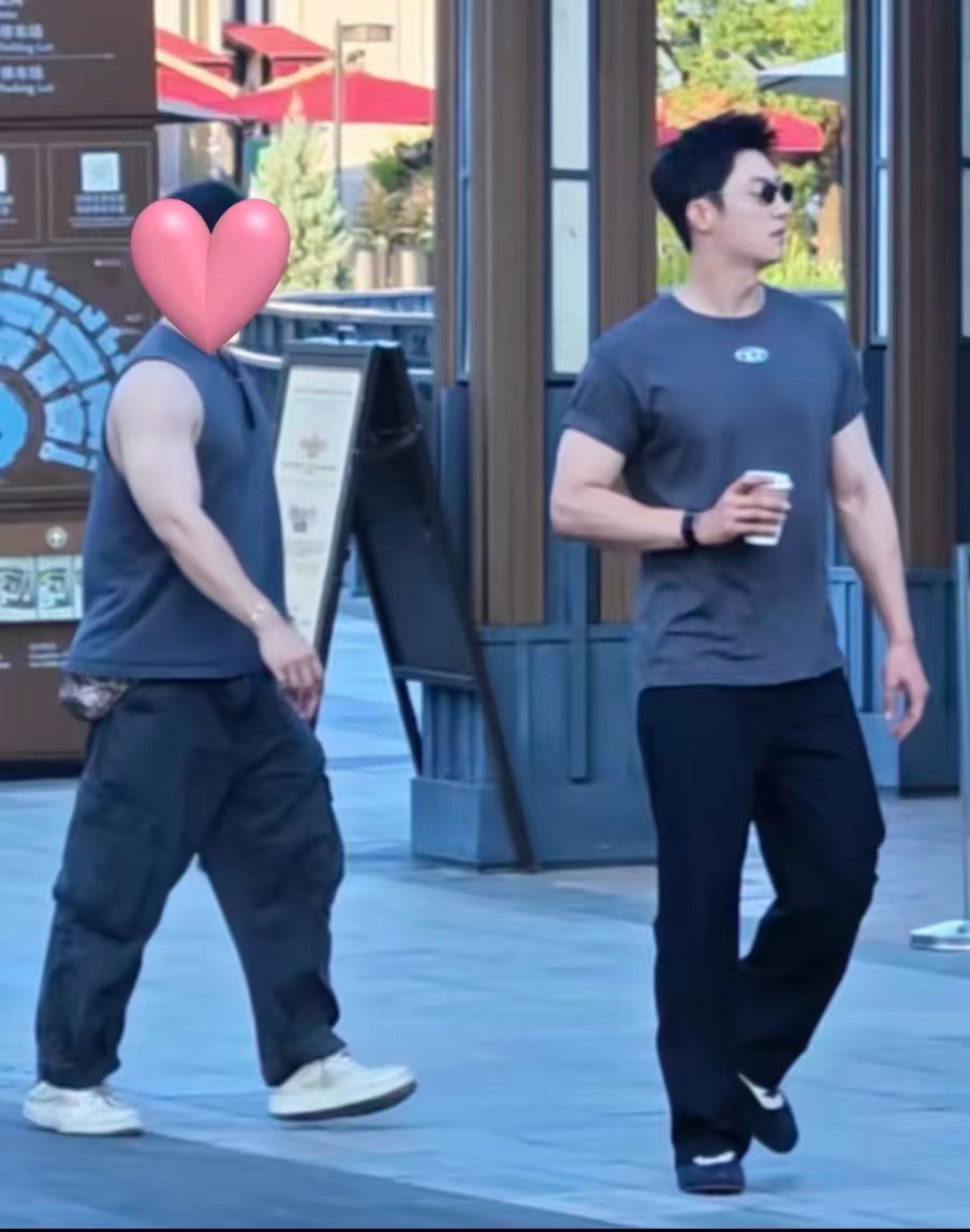 黄景瑜活跃得像上海NPC黄景瑜力量感上海NPC黄景瑜再添新路透！徒手搬自行车画面
