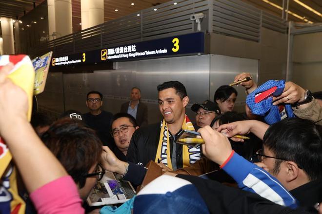 据该记者消息：在昨晚申花队与青岛海牛的比赛开始前，前上海申花队队长吉奥·莫雷诺乘