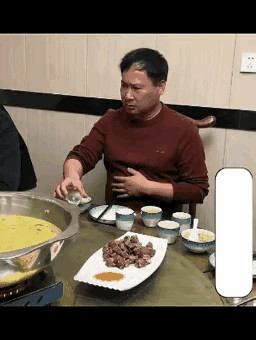 遇到这种情况怎么办？

朋友在一起喝酒，男子举起酒杯敬酒，男子说，大家一起干了这