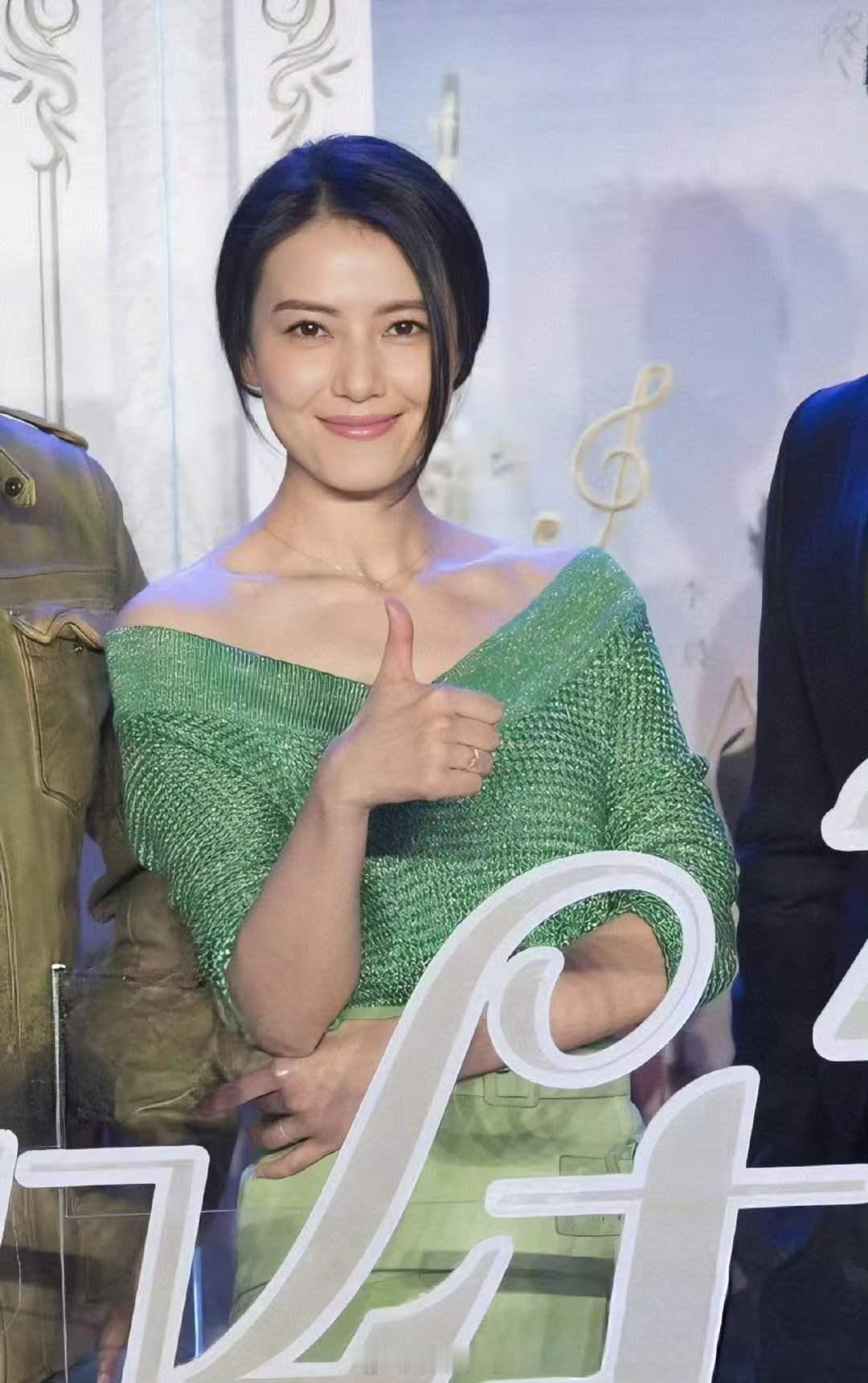高圆圆腿不算细吧 