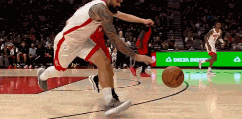 杨瀚森逼抢亚当斯相撞倒地，被亚当斯压到头部随后被换下场

这球真赖不到海王吧，反