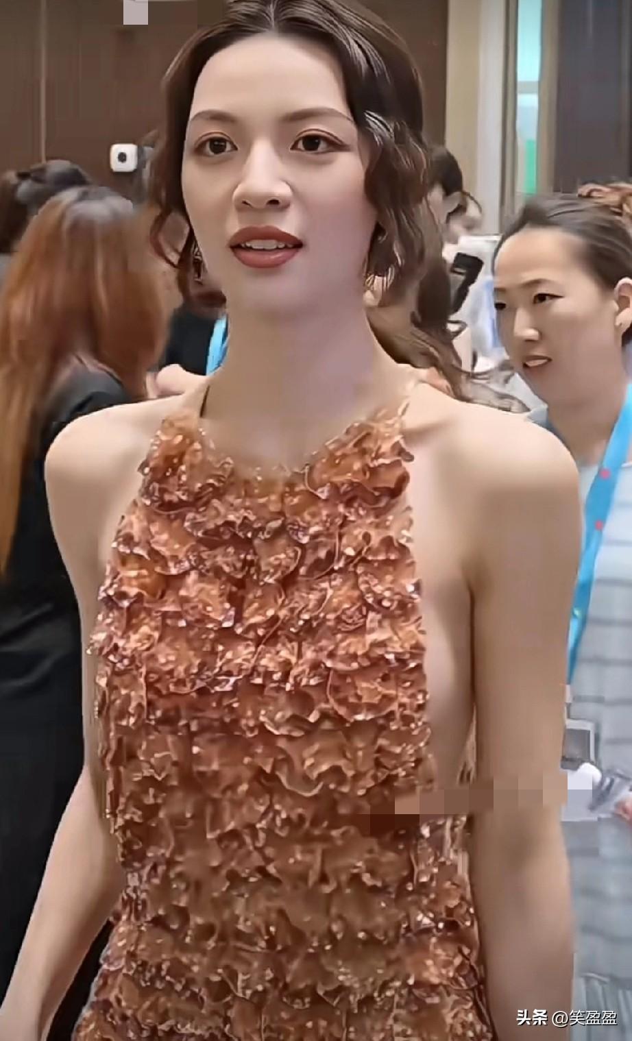 32岁的钟楚曦
满满的少女感
你喜欢她吗？