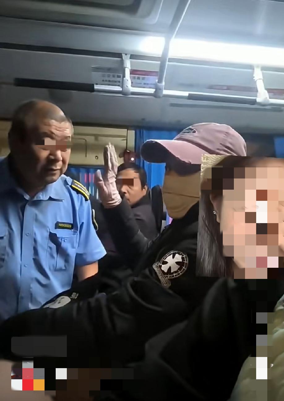 公交车上，一名女子把自己遮挡的严严实实上了公交车，没有主动投币刷卡。司机大哥随后