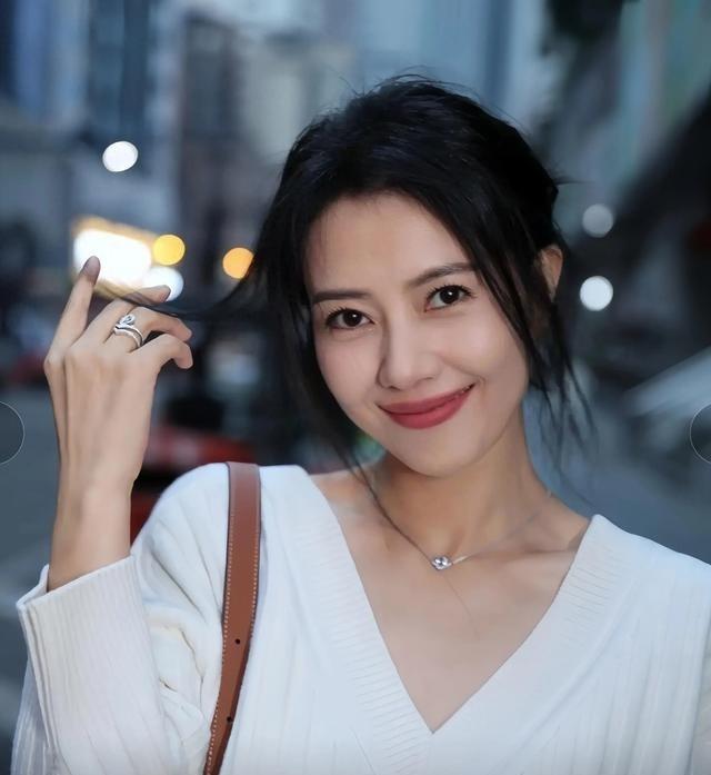 2000年，出道不久的高圆圆迷恋上了张亚东，发起倒追。5年后，高圆圆问：“你什么